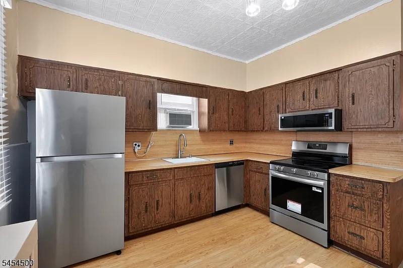 2 bed, 1.0 bath, $2,100 — Photo 2