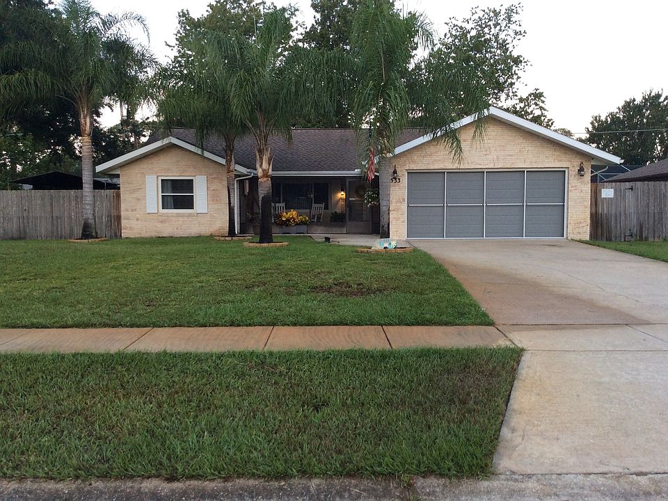 House with room for boat and screened garage door