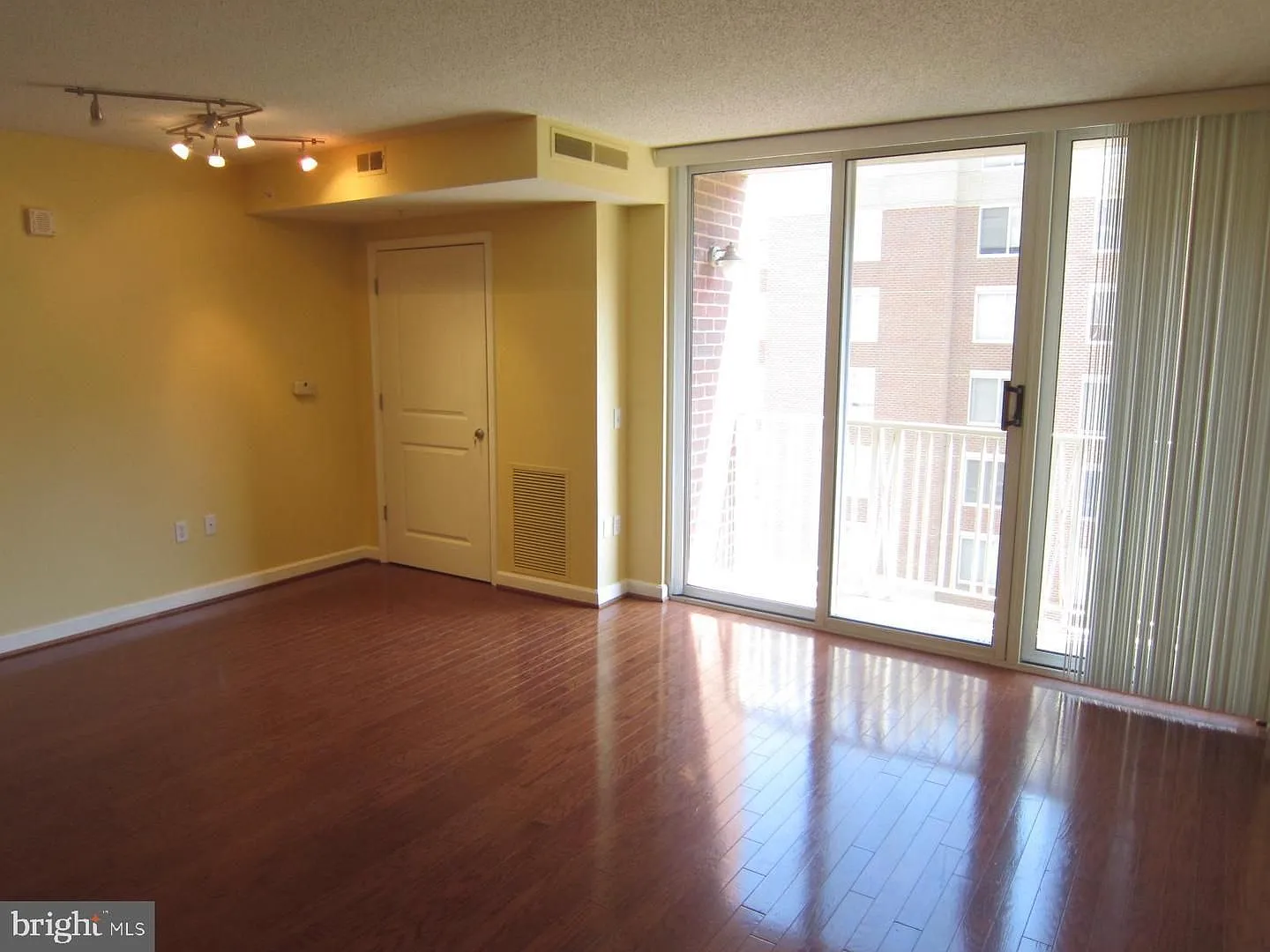 Lovely 955 sq ft contemporary condo in the heart of Ballston, 3 blocks from metro station and ste... — Photo 4