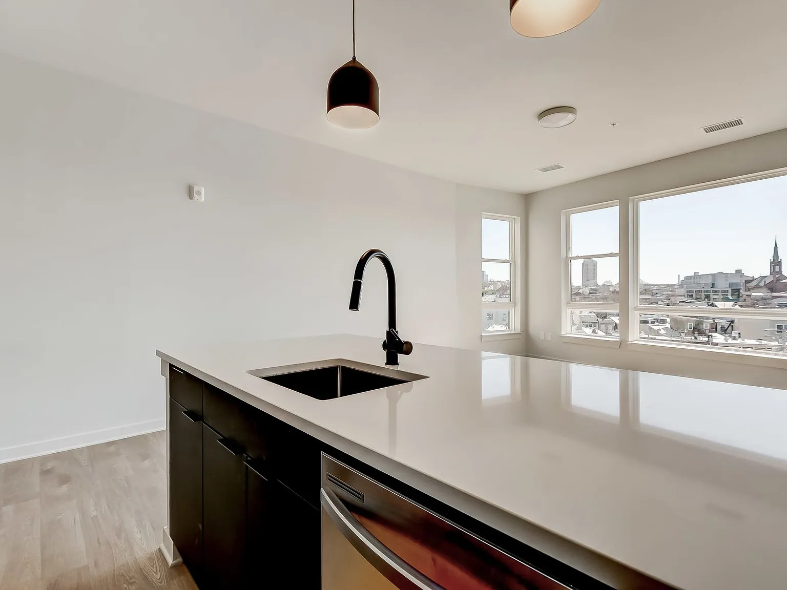 115 W Hamburg — Photo 3