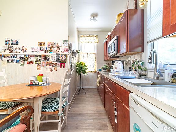 5th image of 211 Nicoll Street