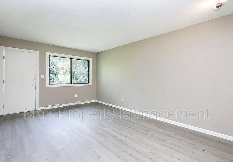 1522 E 16th St — Photo 16