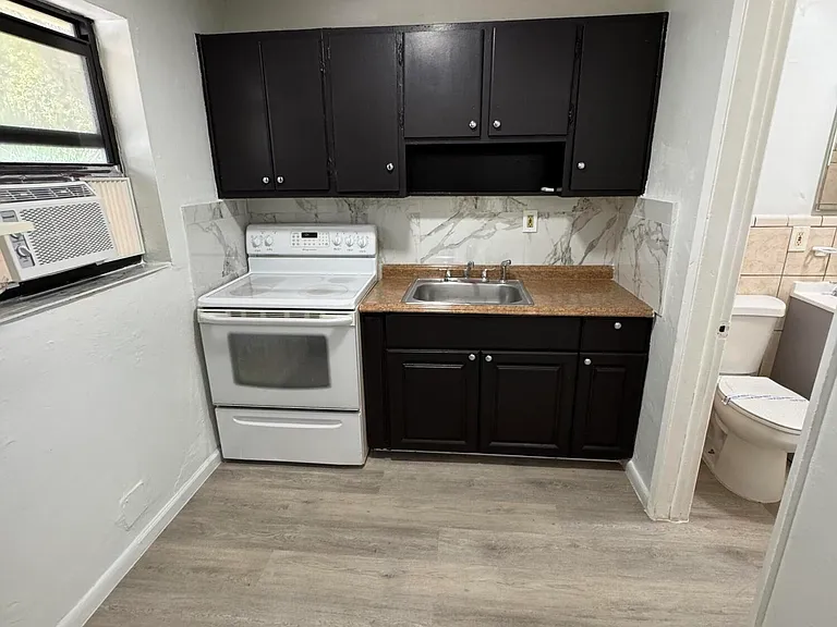 1113 SW 15th Ter #11 — Photo 8