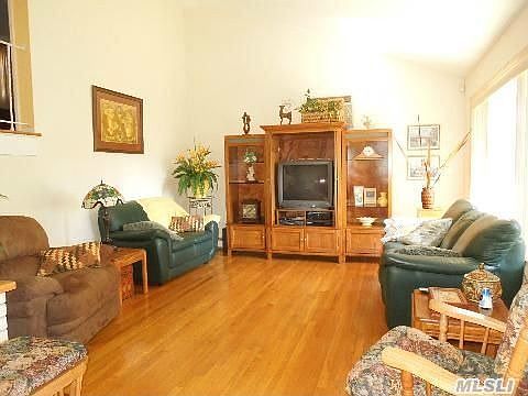2nd image of 35 Trafalgar Dr