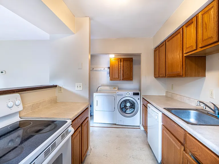 389 Charles St — Photo 7