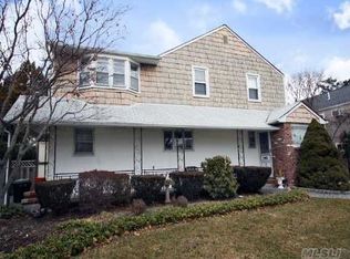 155 Earl St, Westbury, NY 11590