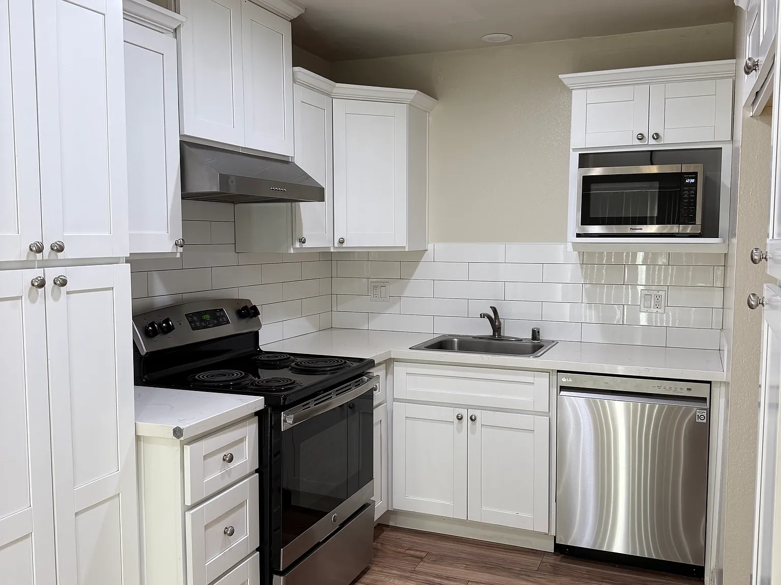 2 bed, 1.5 bath, 1100 sqft, $3,300 — Photo 2
