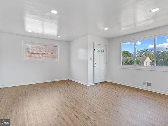 5th image of 1031 Ward St