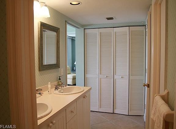 5th image of 901 Collier Ct #5-702