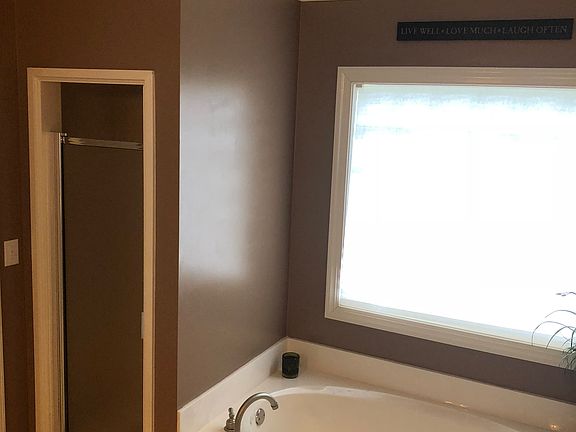 Shower/Tub - Master
