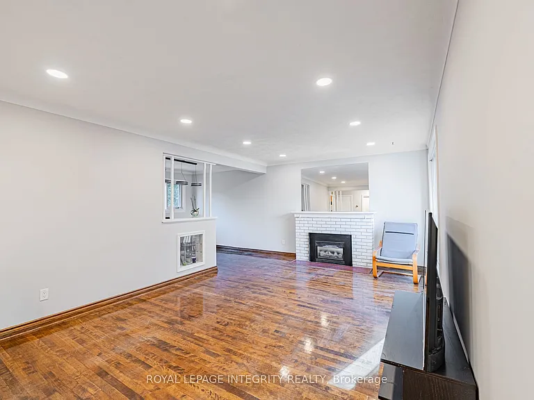 1746 Gage Cres #A — Photo 6