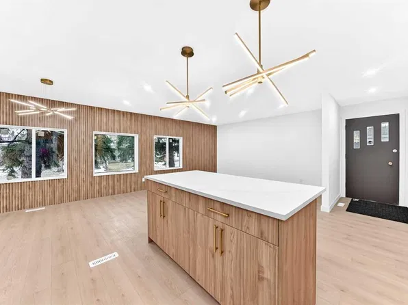619 SW Penbrooke Rd SE, Calgary, AB T2A 3S9