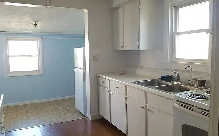 998 S Monroe St — Photo 3