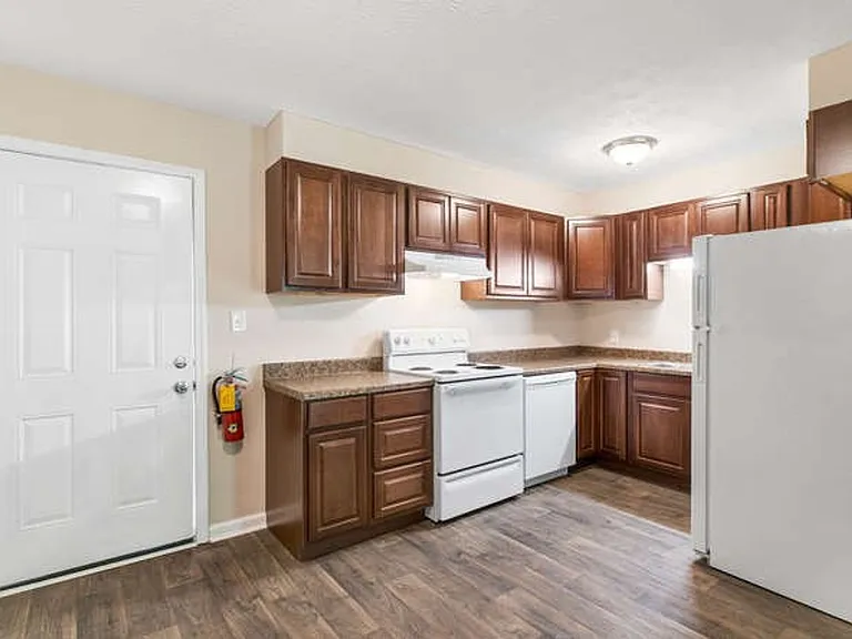 Oxford Village Townhomes — Photo 7