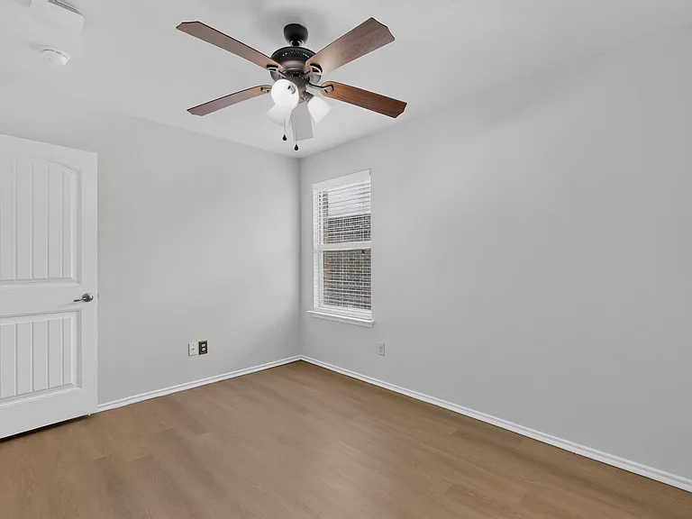 2123 Meadow View Dr — Photo 17