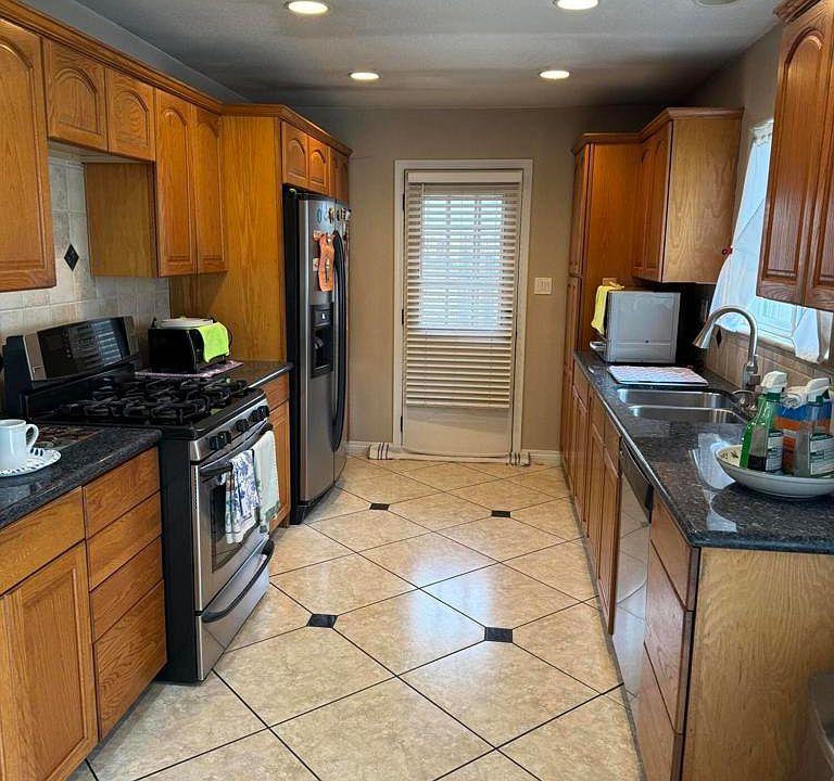 1st image of 10238 Mammoth St
