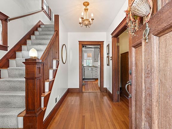 4th image of 132 Luce St