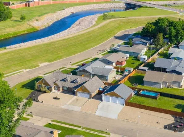 1521 5th Ave SW, Minot, ND 58701