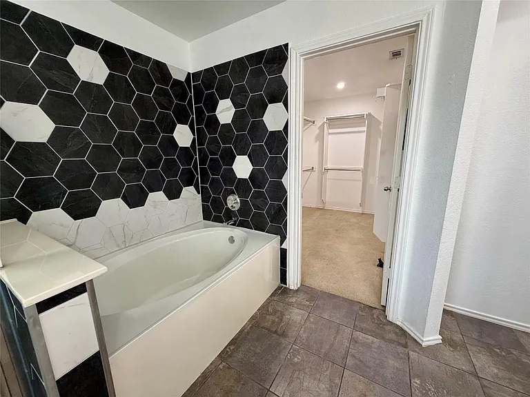 804 Tapestry Cv — Photo 17