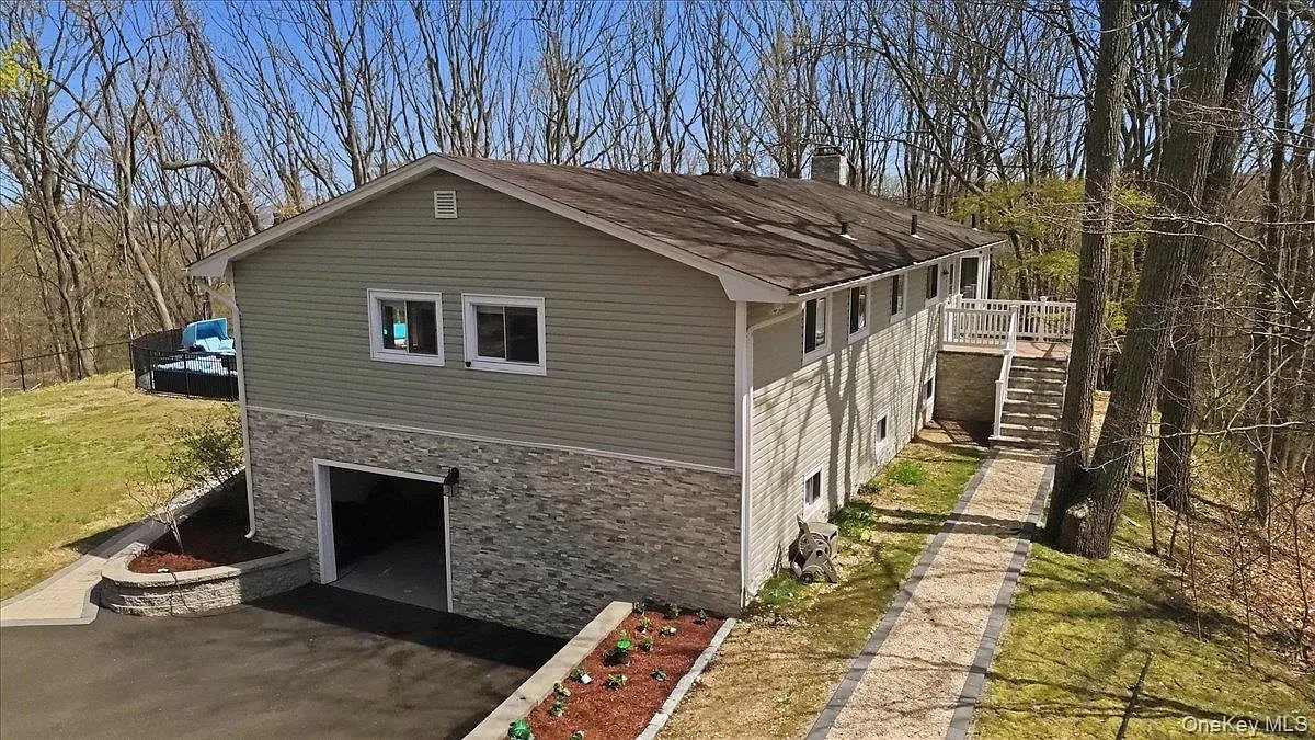 4 bed, 3.0 bath, 2517 sqft, $7,000 — Photo 2