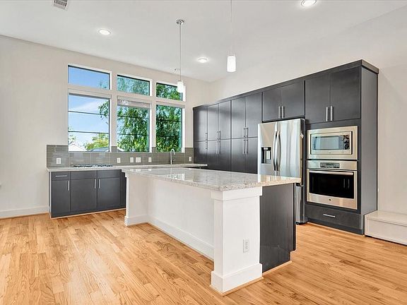 4th image of 2104 Colorado St