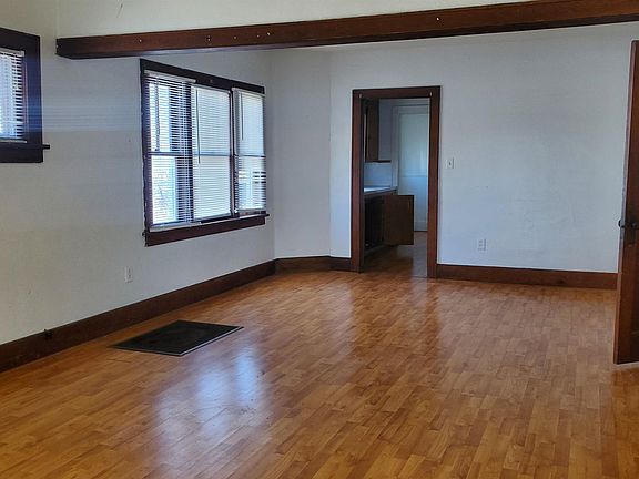 2nd image of 1009 N Grand Ave
