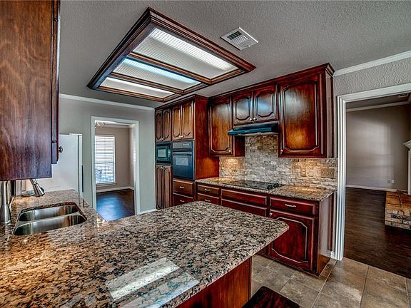 5th image of 1115 Westminster Dr