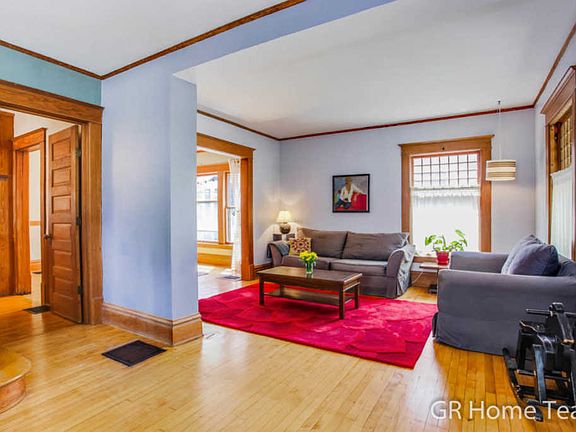 4th image of 520 Norwood Ave SE