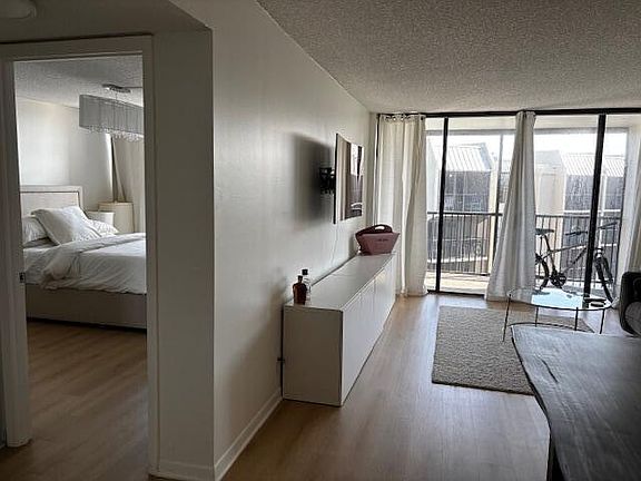 5th image of 20 Royal Palm Way #6010