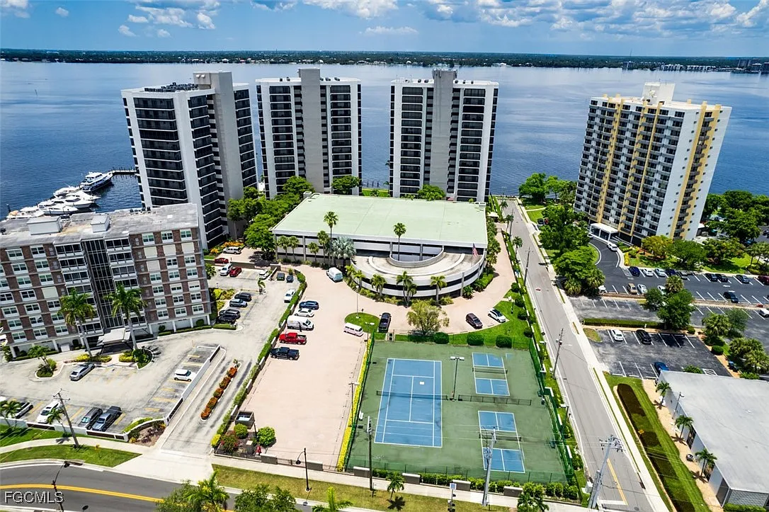 1 bed, 1.5 bath, 962 sqft, $1,750 — Photo 2