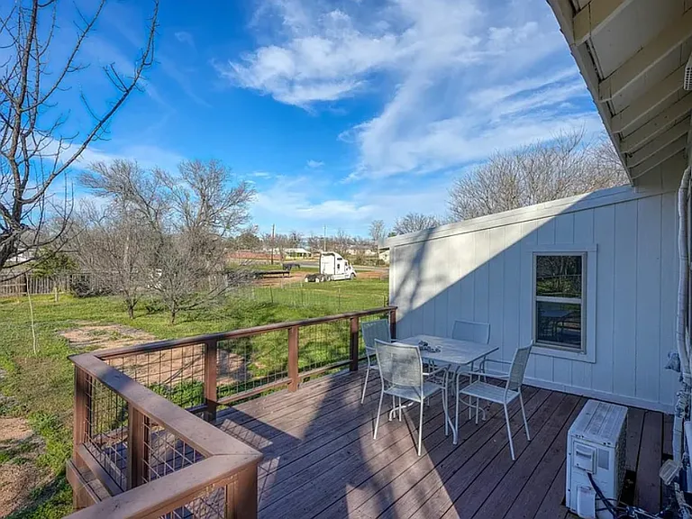 305 W Tarrant St — Photo 12