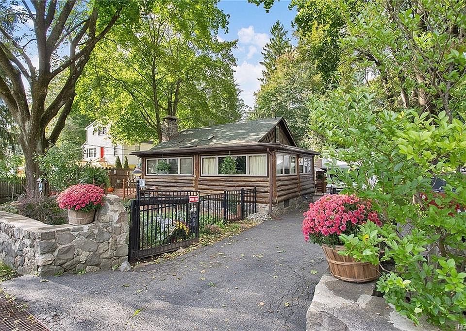 1st image of 13 Fernwood Dr