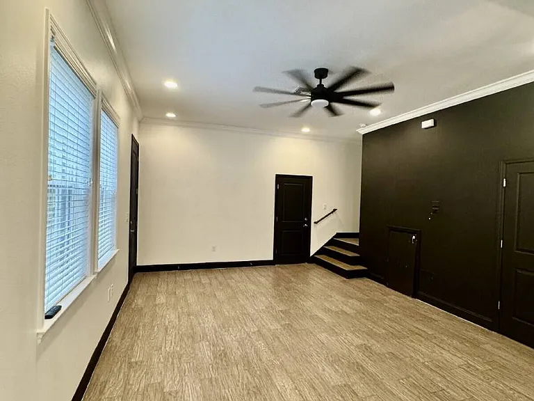 331 N Trask St — Photo 10