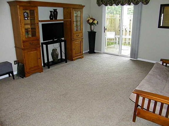 5th image of 743 Rose Ln
