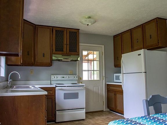 5th image of 27 Oak St