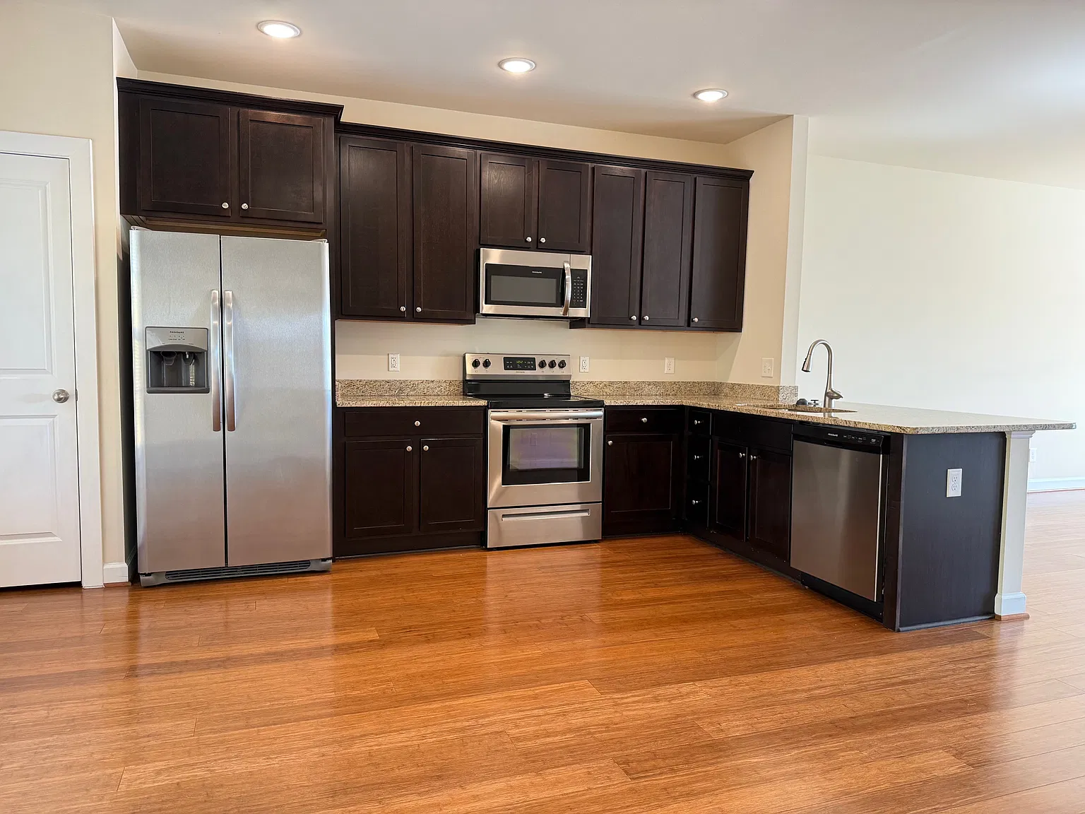 3 bed, 2150 sqft, $2,500 — Photo 4