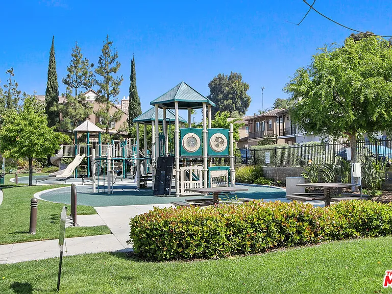 3653 W Medici Ln — Photo 11