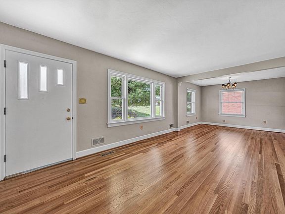 4th image of 2739 Northview Dr SW