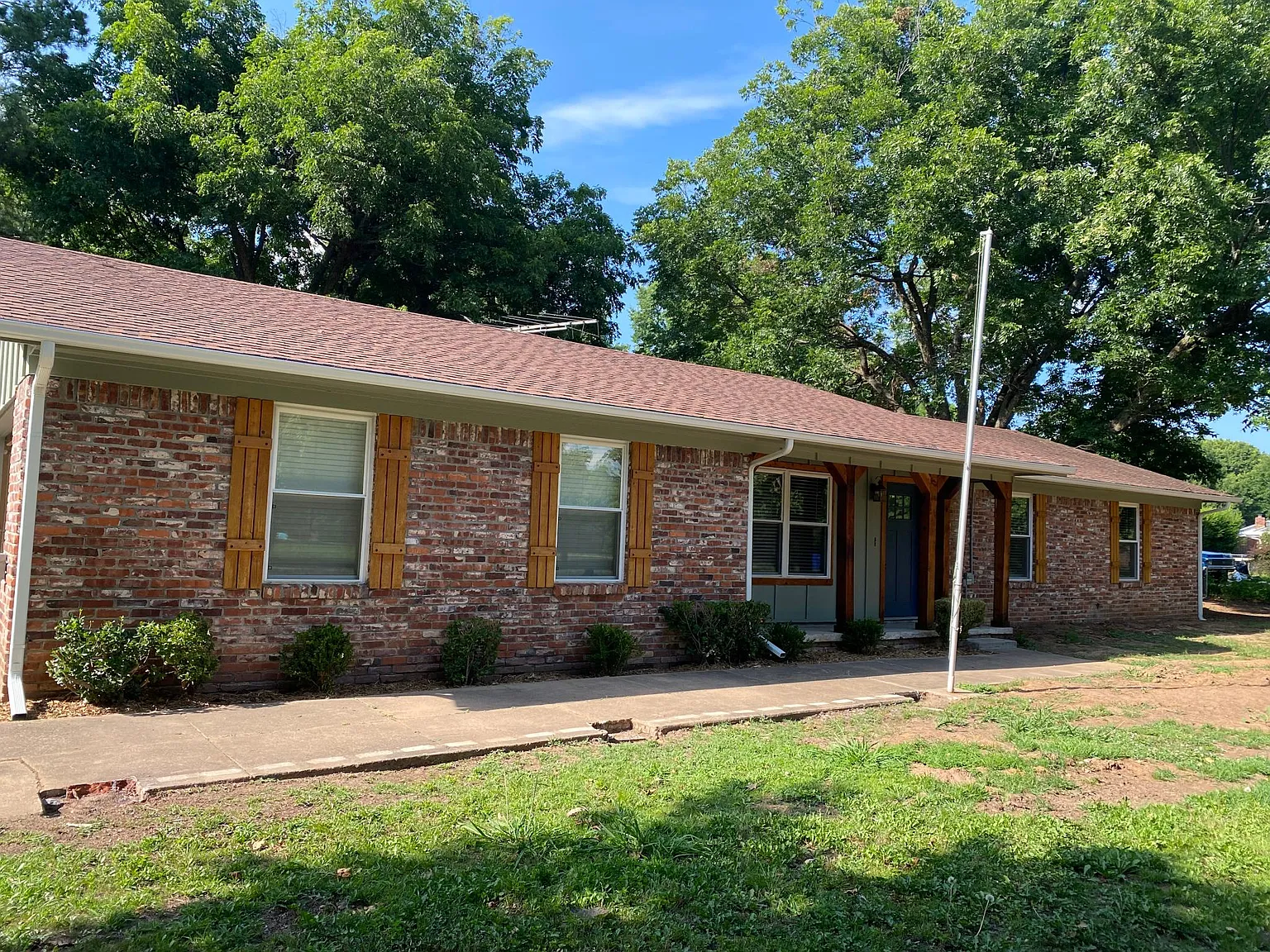 1420 Brannon Ln — Photo 2