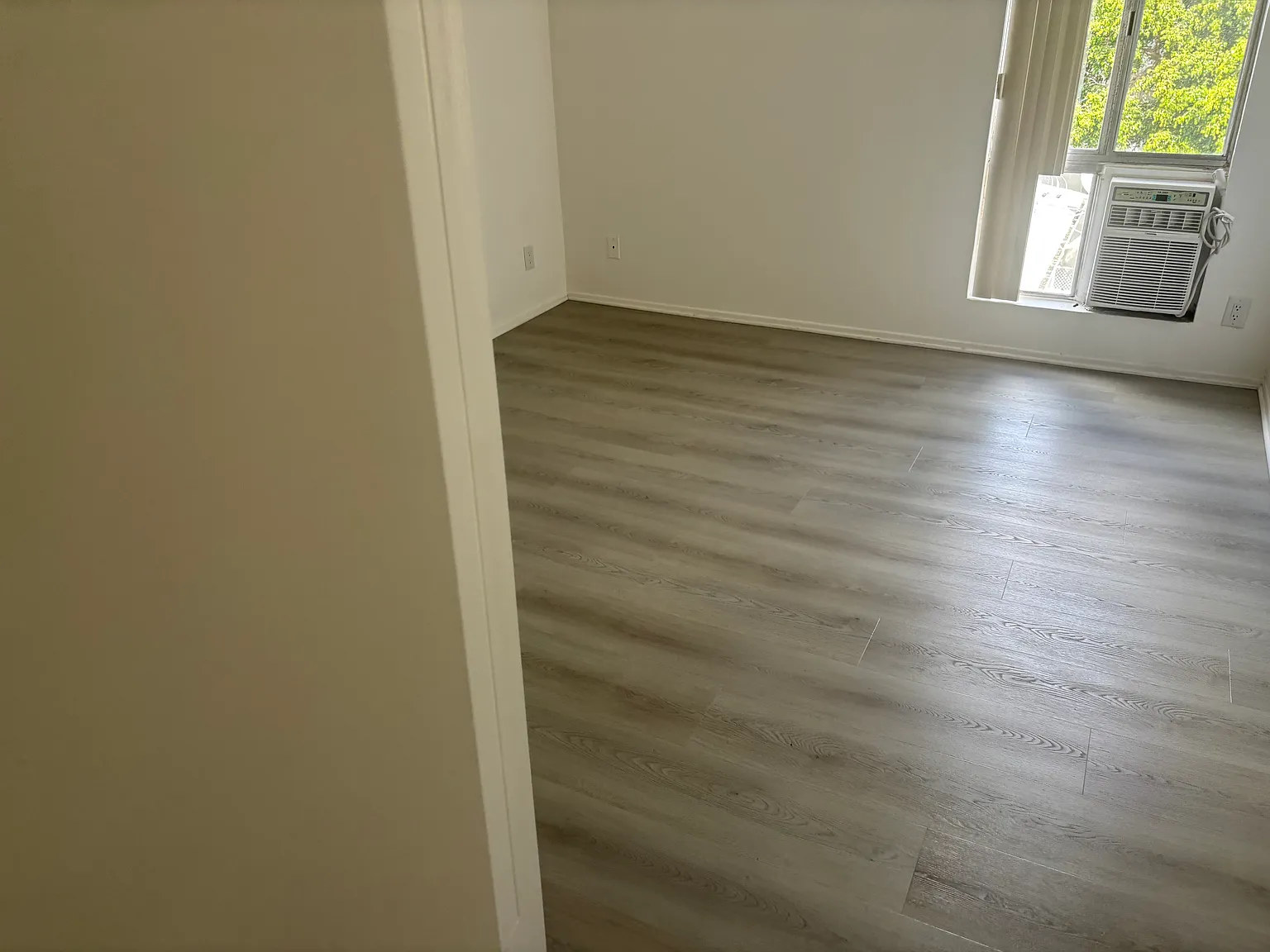 1422 Kelton Ave — Photo 3