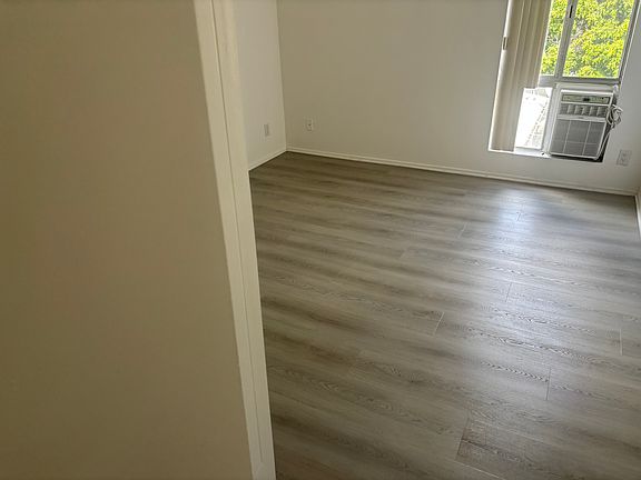 3rd image of 1422 Kelton Ave