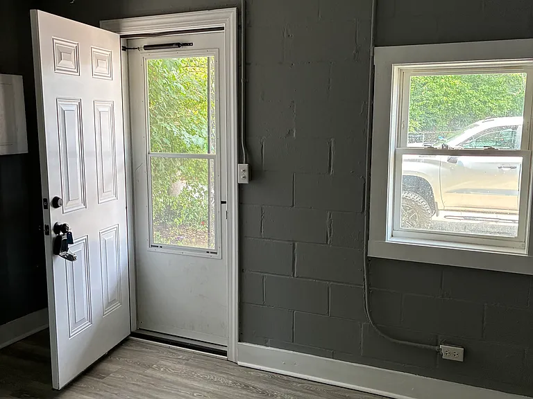 204 Wainwright Ave E — Photo 2