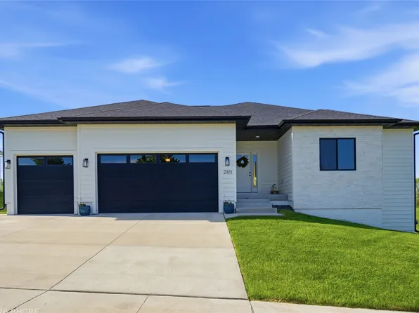 2811 Bos Landen Dr, Pella, IA 50219