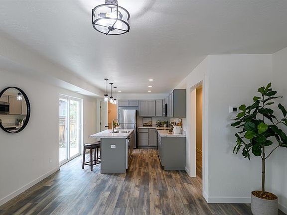 4th image of 1433 5th Ave E #B