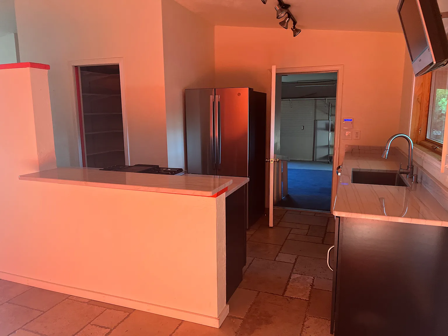 3 bed, 1140 sqft, $2,100 — Photo 4