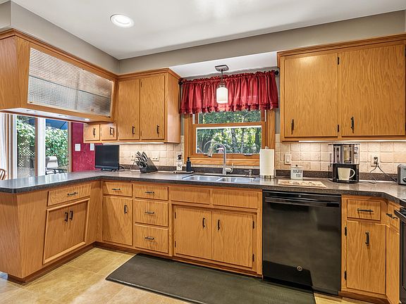 4th image of W6462 Lakeview Ct
