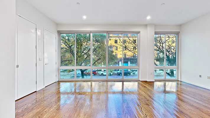 Sold by Bizzarro Agency | media 6