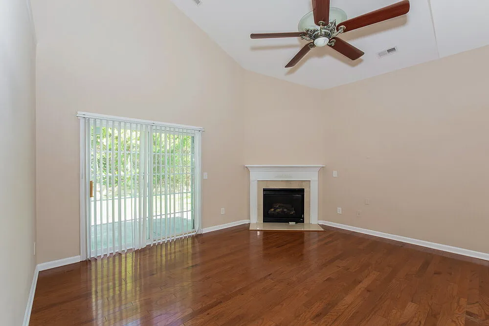 3 bed, 2.5 bath, 1967 sqft, $2,435 — Photo 4
