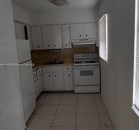 3rd image of 230 NE 40th St #1