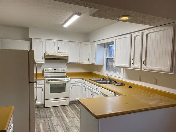 3rd image of 384 Tradewind Ct